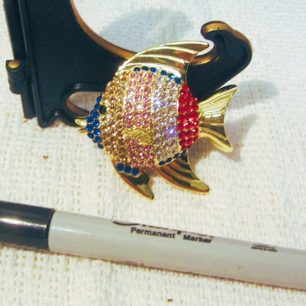 VTG 70'S BEAUTIFUL LARGE GOLDTONE FISH PIN W/MULTICOLOR RHINESTONES